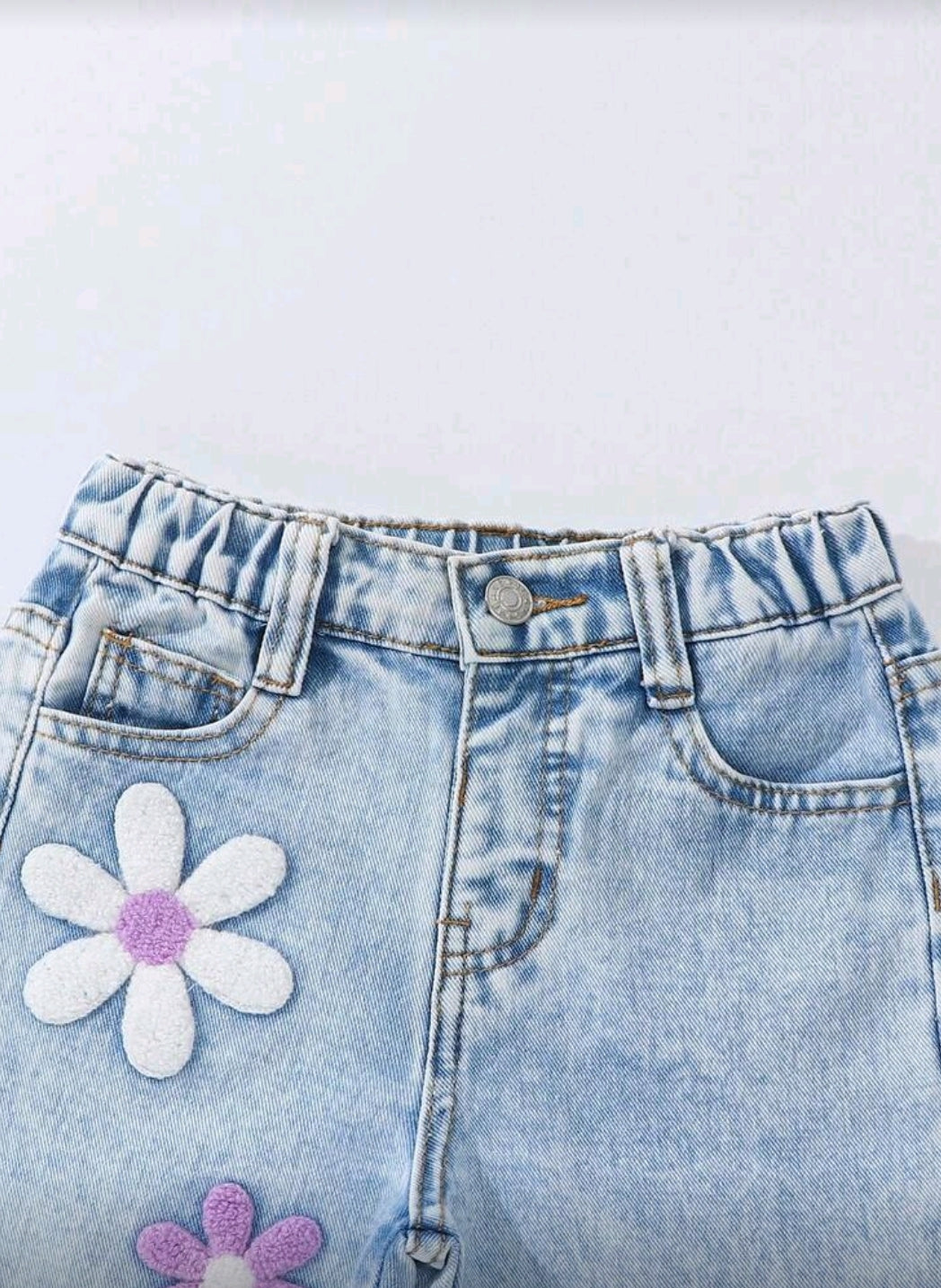 Jeans a gamba ampia da ragazza con fiori di neve lavati e ricamo floreale